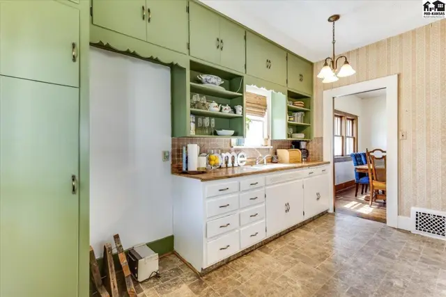 Photo of 30 E 17th Ave, Hutchinson, KS