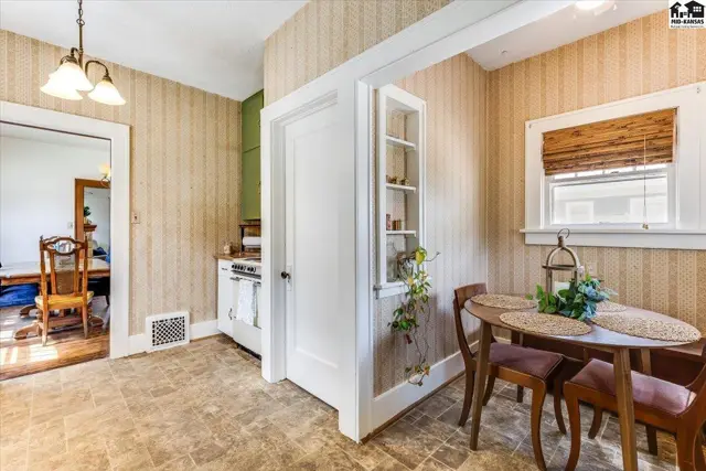 Photo of 30 E 17th Ave, Hutchinson, KS