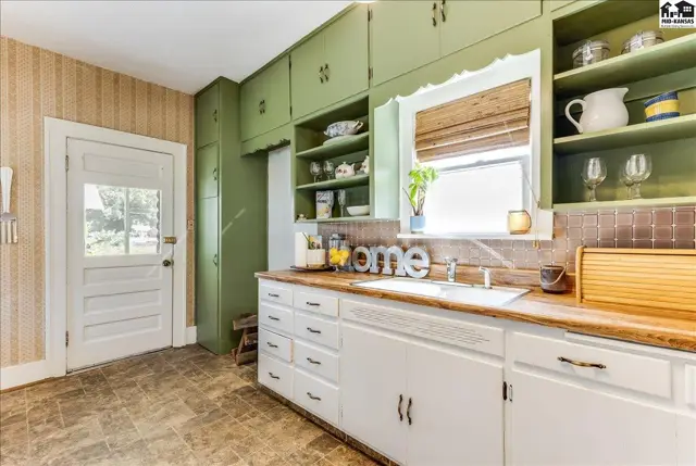 Photo of 30 E 17th Ave, Hutchinson, KS