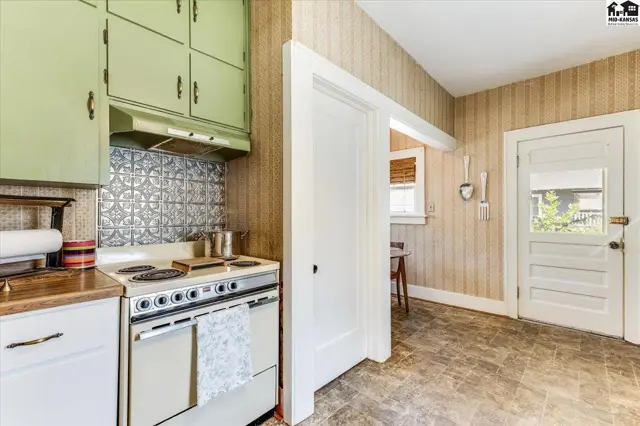 Photo of 30 E 17th Ave, Hutchinson, KS