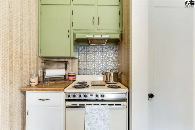 Photo of 30 E 17th Ave, Hutchinson, KS