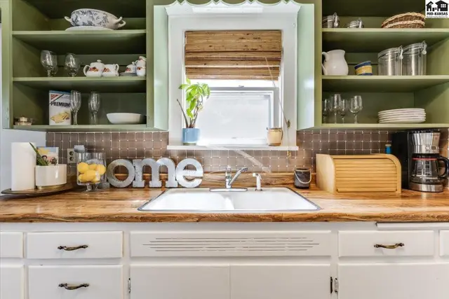 Photo of 30 E 17th Ave, Hutchinson, KS