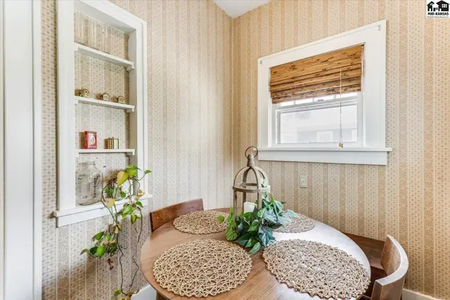 Photo of 30 E 17th Ave, Hutchinson, KS