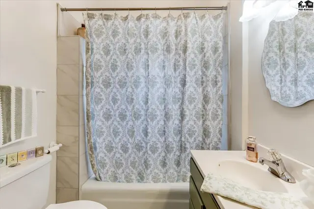 Photo of 30 E 17th Ave, Hutchinson, KS