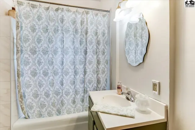 Photo of 30 E 17th Ave, Hutchinson, KS