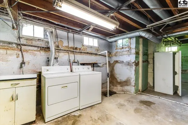 Photo of 30 E 17th Ave, Hutchinson, KS