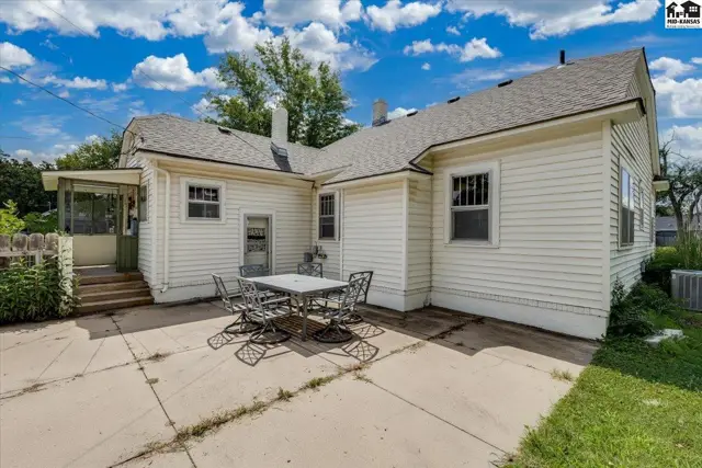 Photo of 30 E 17th Ave, Hutchinson, KS