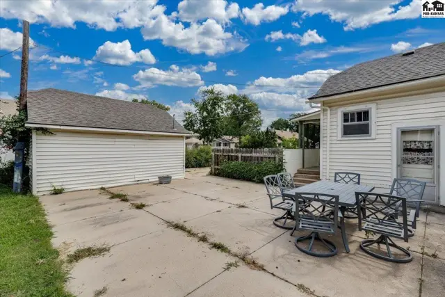Photo of 30 E 17th Ave, Hutchinson, KS