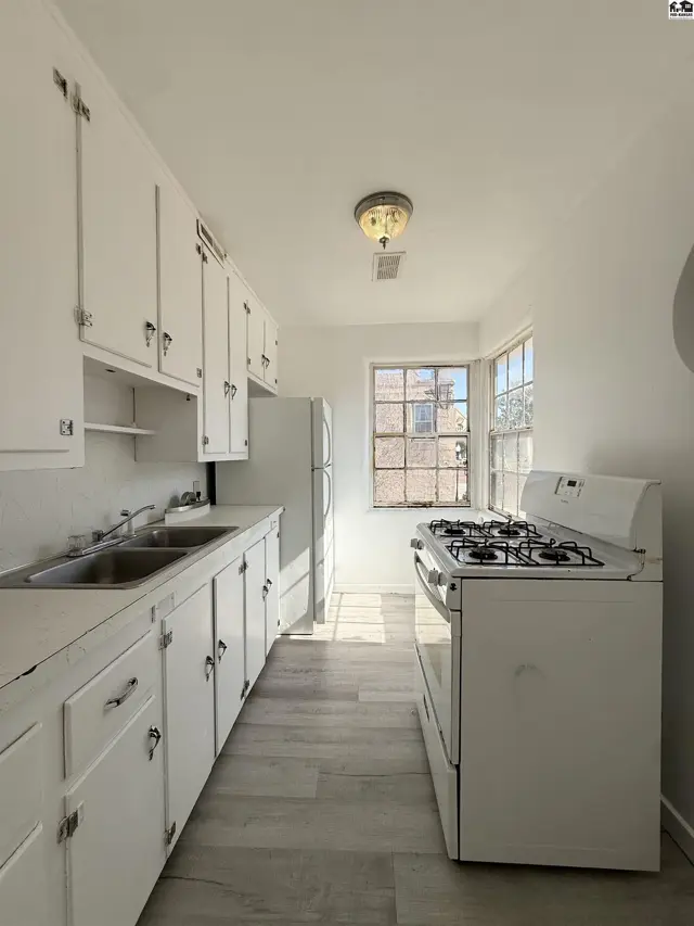 Photo of 209 S West Ave, Lyons, KS