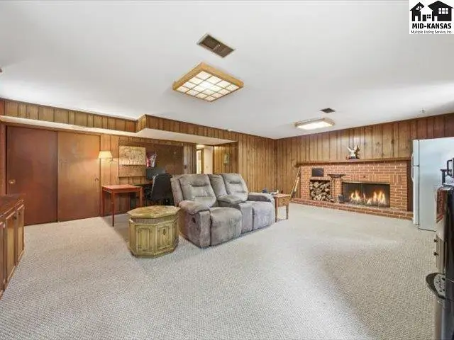 Photo of 608 W 8th St, Newton, KS