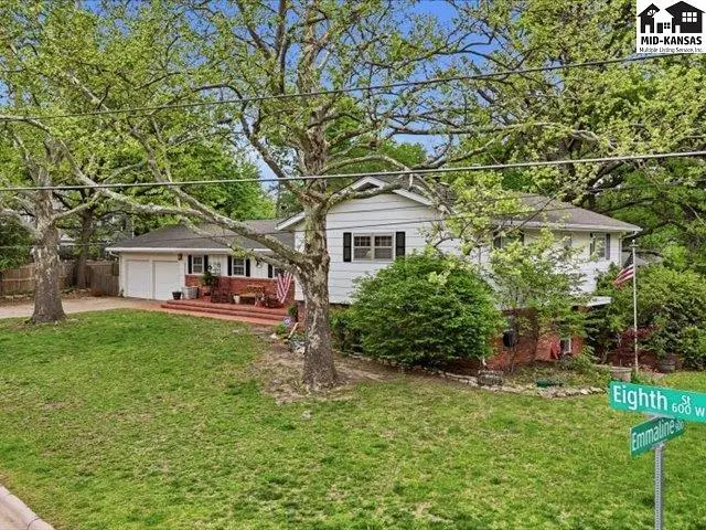 Photo of 608 W 8th St, Newton, KS
