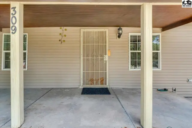 Photo of 309 E Carpenter St, Hutchinson, KS