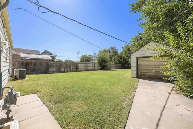 Photo of 421 E 16th Ave, Hutchinson, KS