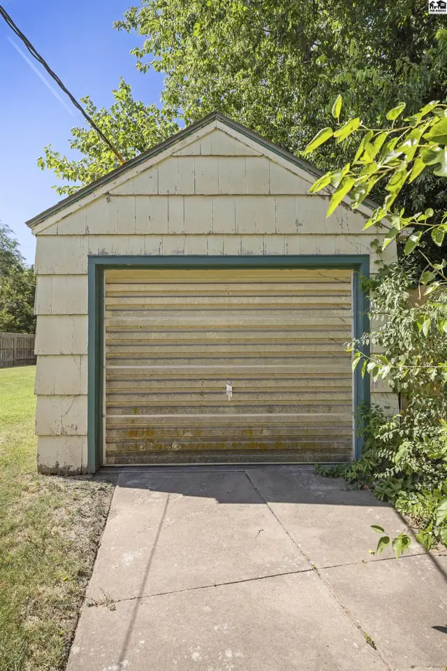 Photo of 421 E 16th Ave, Hutchinson, KS