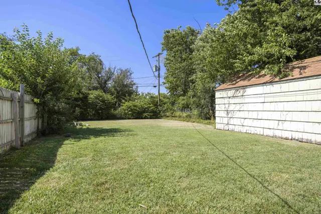 Photo of 421 E 16th Ave, Hutchinson, KS