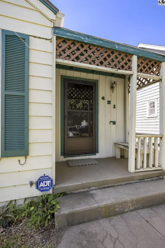 Photo of 421 E 16th Ave, Hutchinson, KS