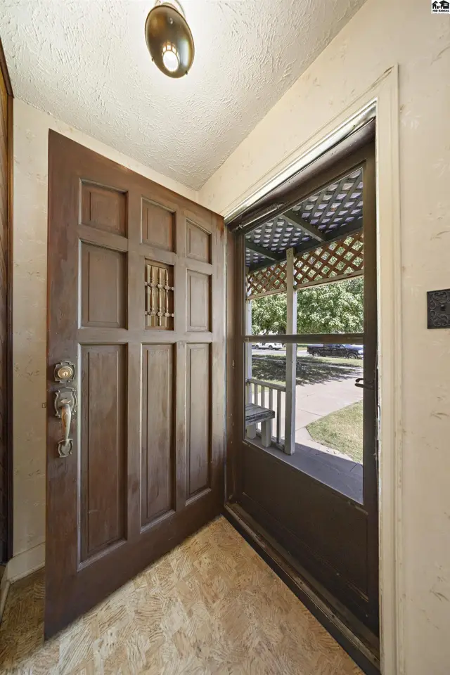 Photo of 421 E 16th Ave, Hutchinson, KS