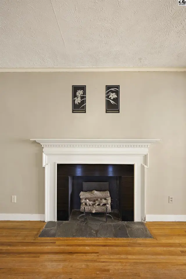 Photo of 421 E 16th Ave, Hutchinson, KS