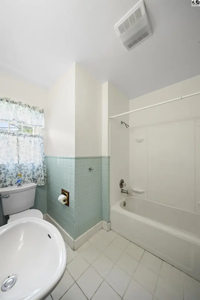 Photo of 421 E 16th Ave, Hutchinson, KS