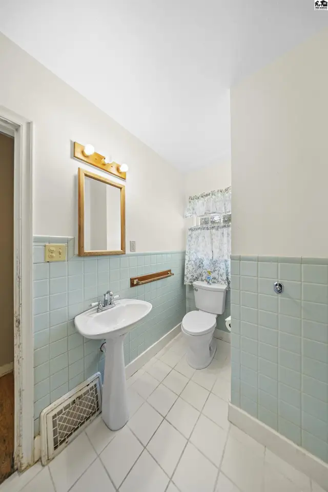 Photo of 421 E 16th Ave, Hutchinson, KS