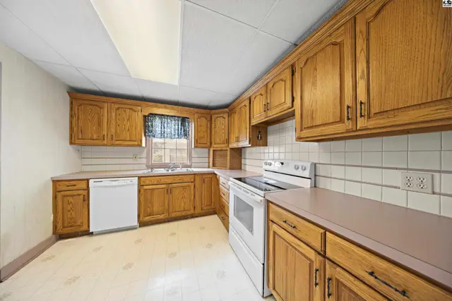 Photo of 421 E 16th Ave, Hutchinson, KS