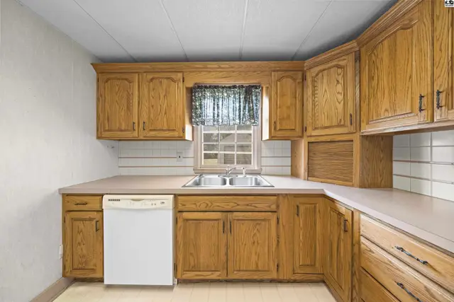 Photo of 421 E 16th Ave, Hutchinson, KS