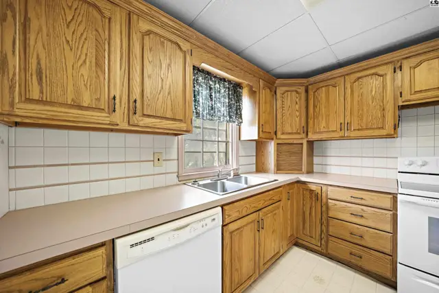Photo of 421 E 16th Ave, Hutchinson, KS