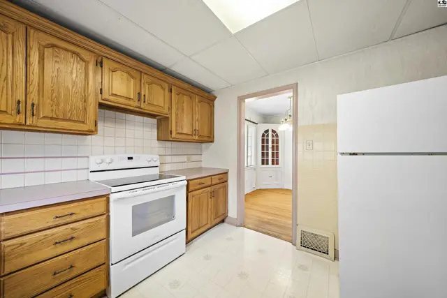 Photo of 421 E 16th Ave, Hutchinson, KS