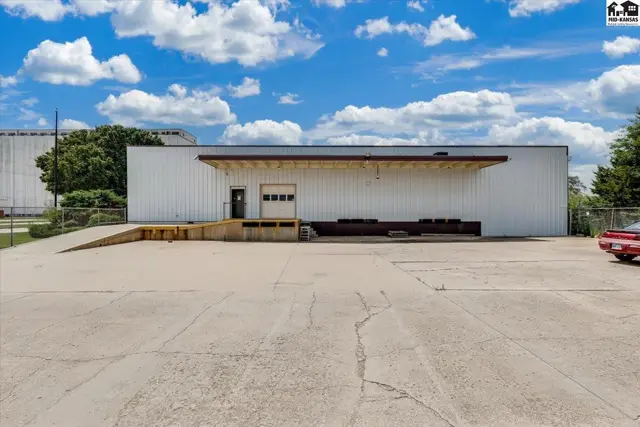 Photo of 911 N Halstead St, Hutchinson, KS