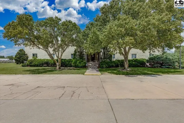 Photo of 911 N Halstead St, Hutchinson, KS