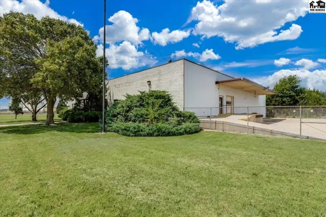Photo of 911 N Halstead St, Hutchinson, KS