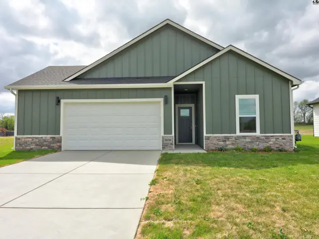 Photo of 1029 Clubhouse Dr, McPherson, KS