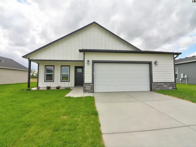 Photo of 1025 Clubhouse Dr, McPherson, KS