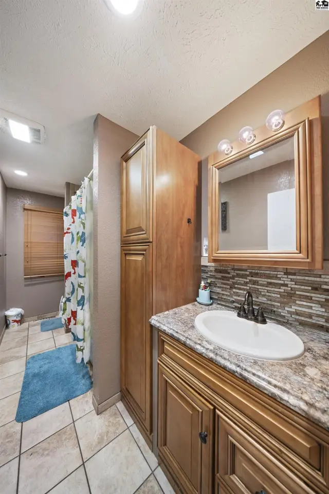 Photo of 1706 E 26th Ave, Hutchinson, KS