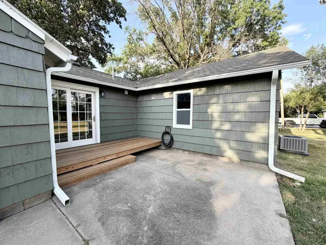Photo of 1617 E 26th Ave, Hutchinson, KS