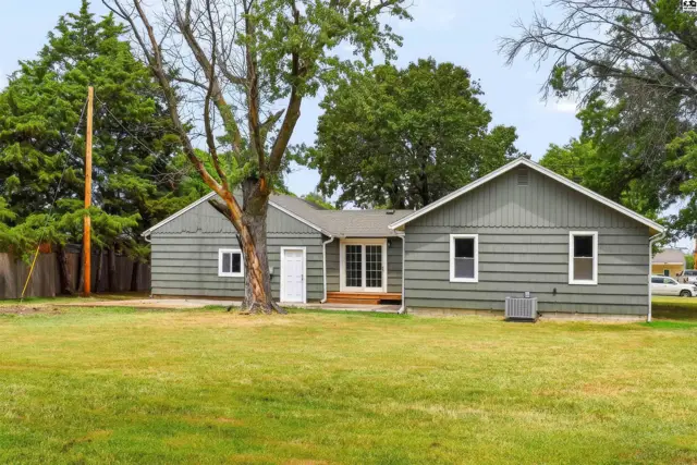 Photo of 1617 E 26th Ave, Hutchinson, KS