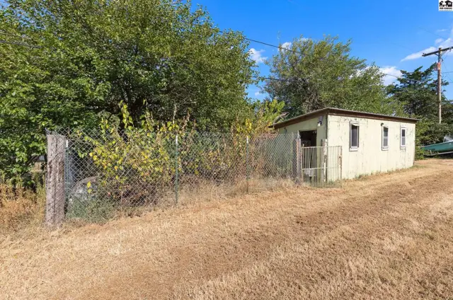 Photo of 2610 St Elmo Dr, Hutchinson, KS