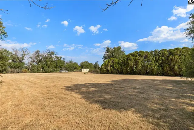 Photo of 2610 St Elmo Dr, Hutchinson, KS