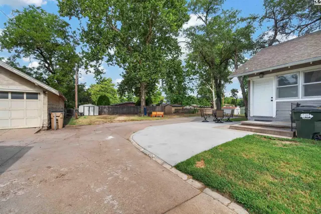 Photo of 2321 N Monroe St, Hutchinson, KS