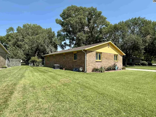 Photo of 4504 Foothill Dr, Hutchinson, KS