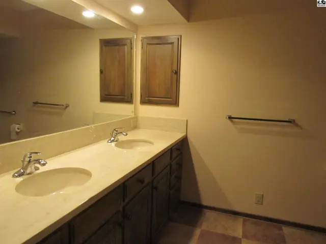 Photo of 3105 N Nutmeg Ln, Hutchinson, KS