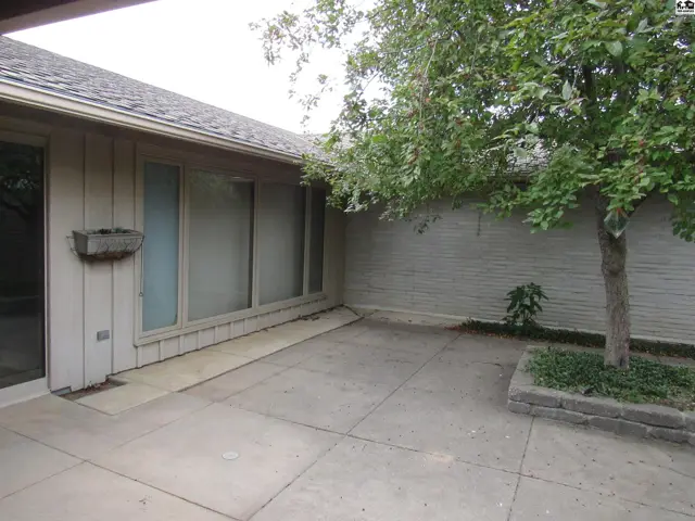 Photo of 3105 N Nutmeg Ln, Hutchinson, KS