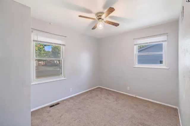 Photo of 43 Meadowlark Ln, Hutchinson, KS