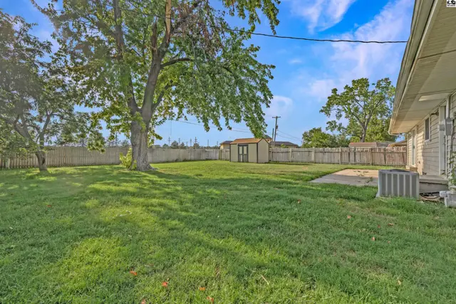 Photo of 43 Meadowlark Ln, Hutchinson, KS
