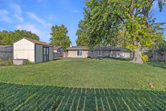 Photo of 43 Meadowlark Ln, Hutchinson, KS