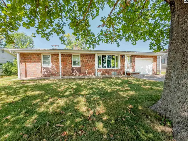 Photo of 43 Meadowlark Ln, Hutchinson, KS