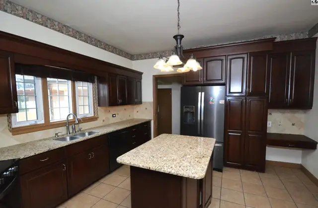Photo of 1725 W 4th Ave, Hutchinson, KS