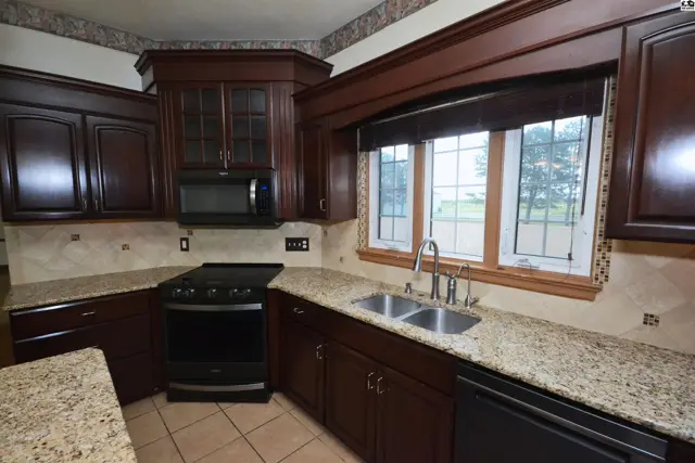 Photo of 1725 W 4th Ave, Hutchinson, KS