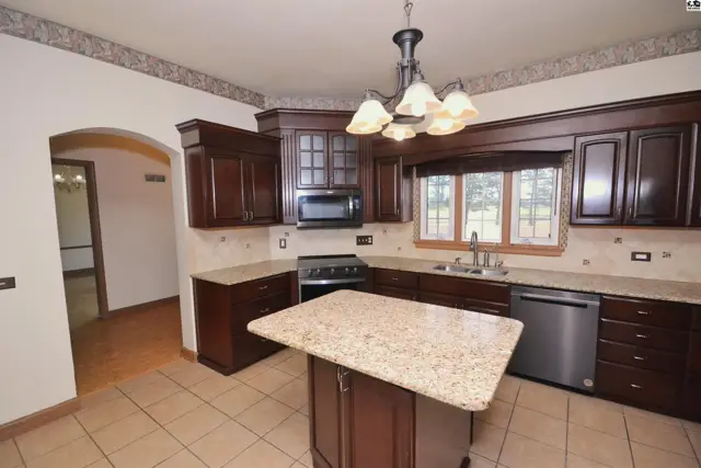 Photo of 1725 W 4th Ave, Hutchinson, KS