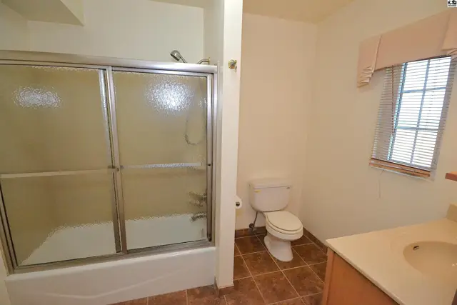 Photo of 1725 W 4th Ave, Hutchinson, KS
